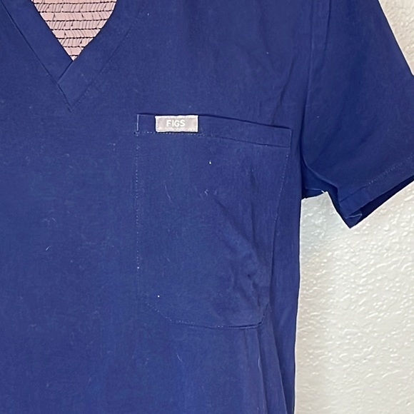 FIGS Dark Blue Scrub Top Medium - Picture 2 of 6